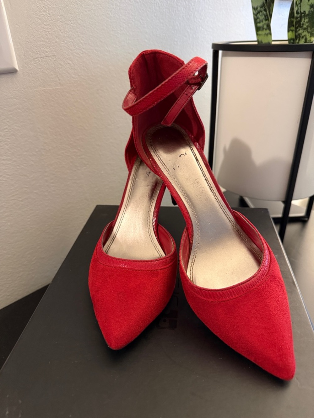 Vintage Red Pointed-Toe Ankle-Strap Heels - Women's Size 6.5 🔥🔥